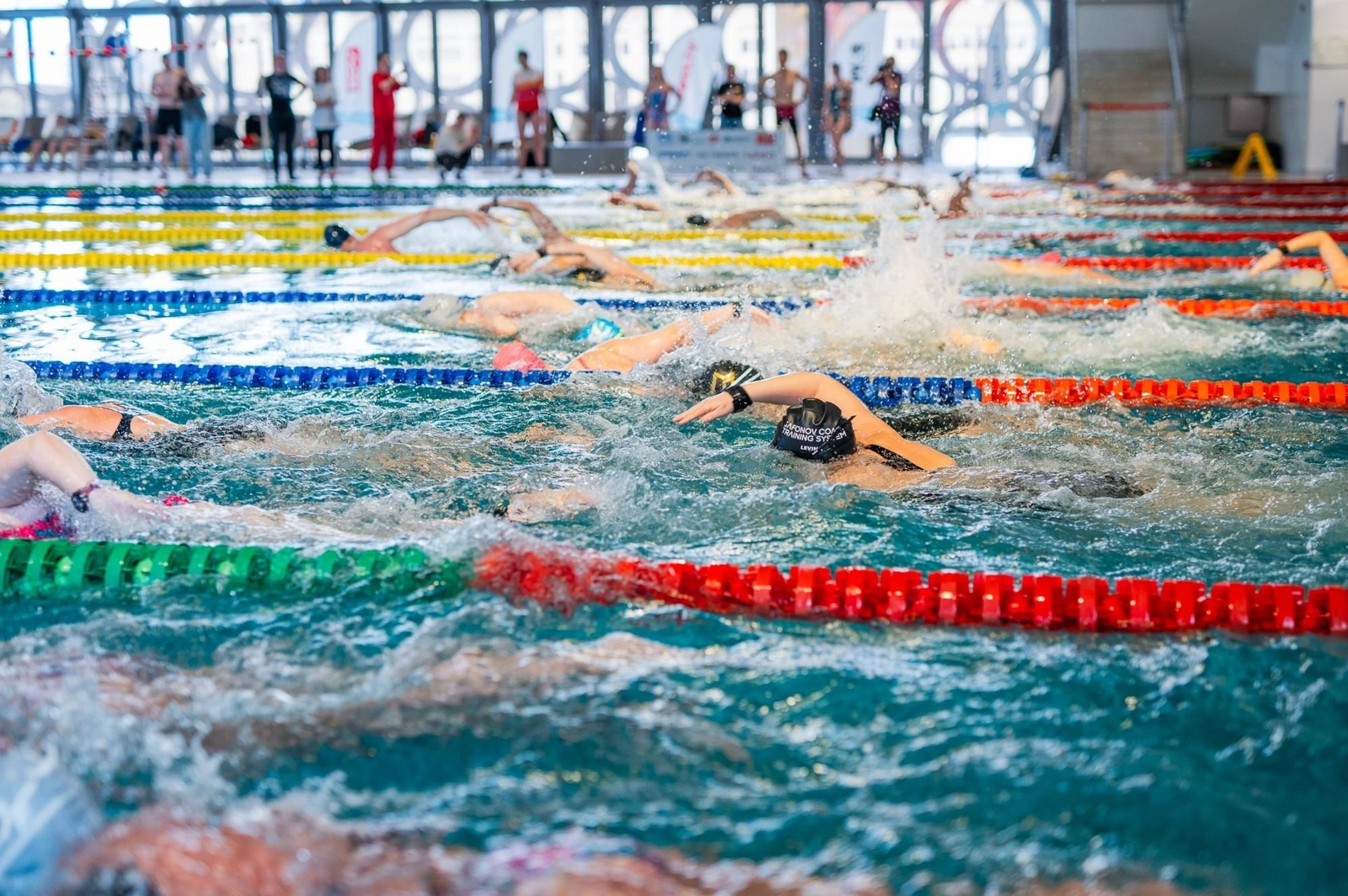 Участники участвуют в заплыве