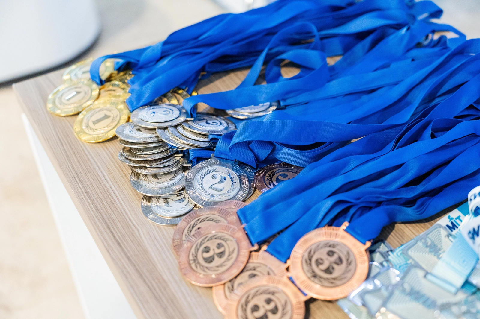 Золотые, серебряные и бронзовые медали лежат на столе