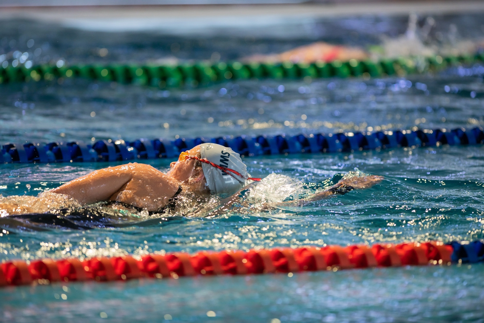 Пловец участвует в заплыве