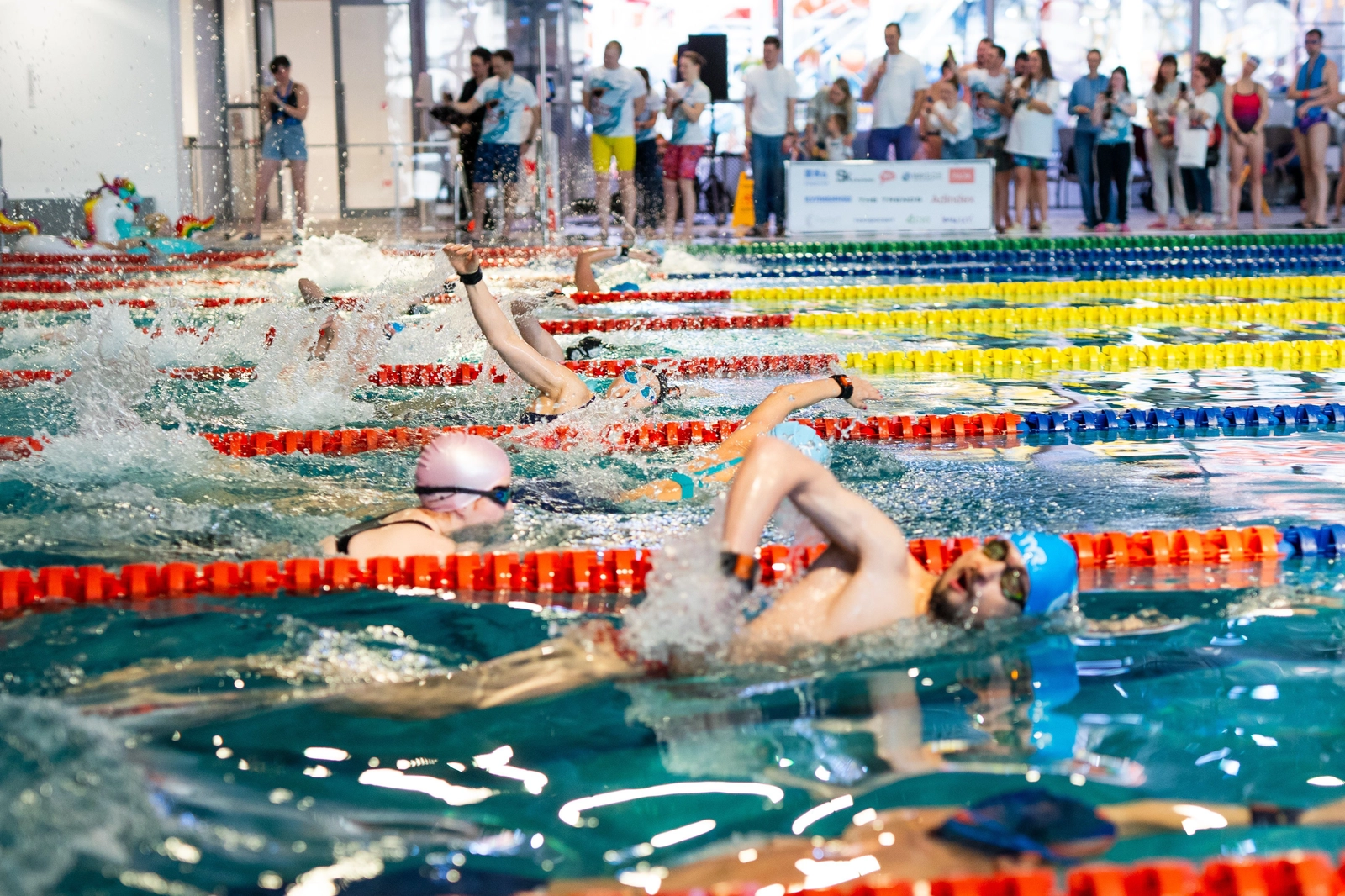 Спортсмены участвуют в заплыве