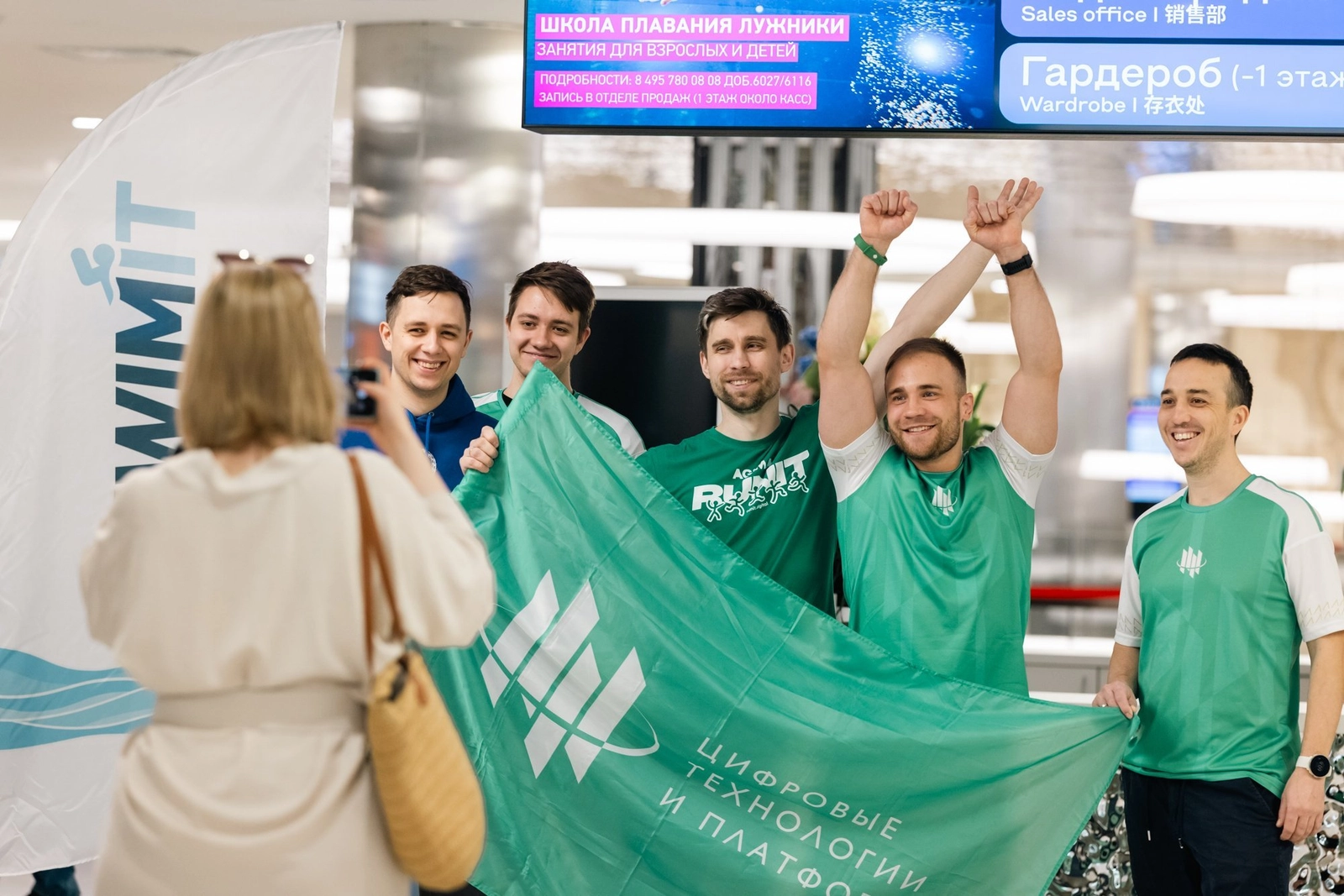 Радостные мужчины с флагом компании