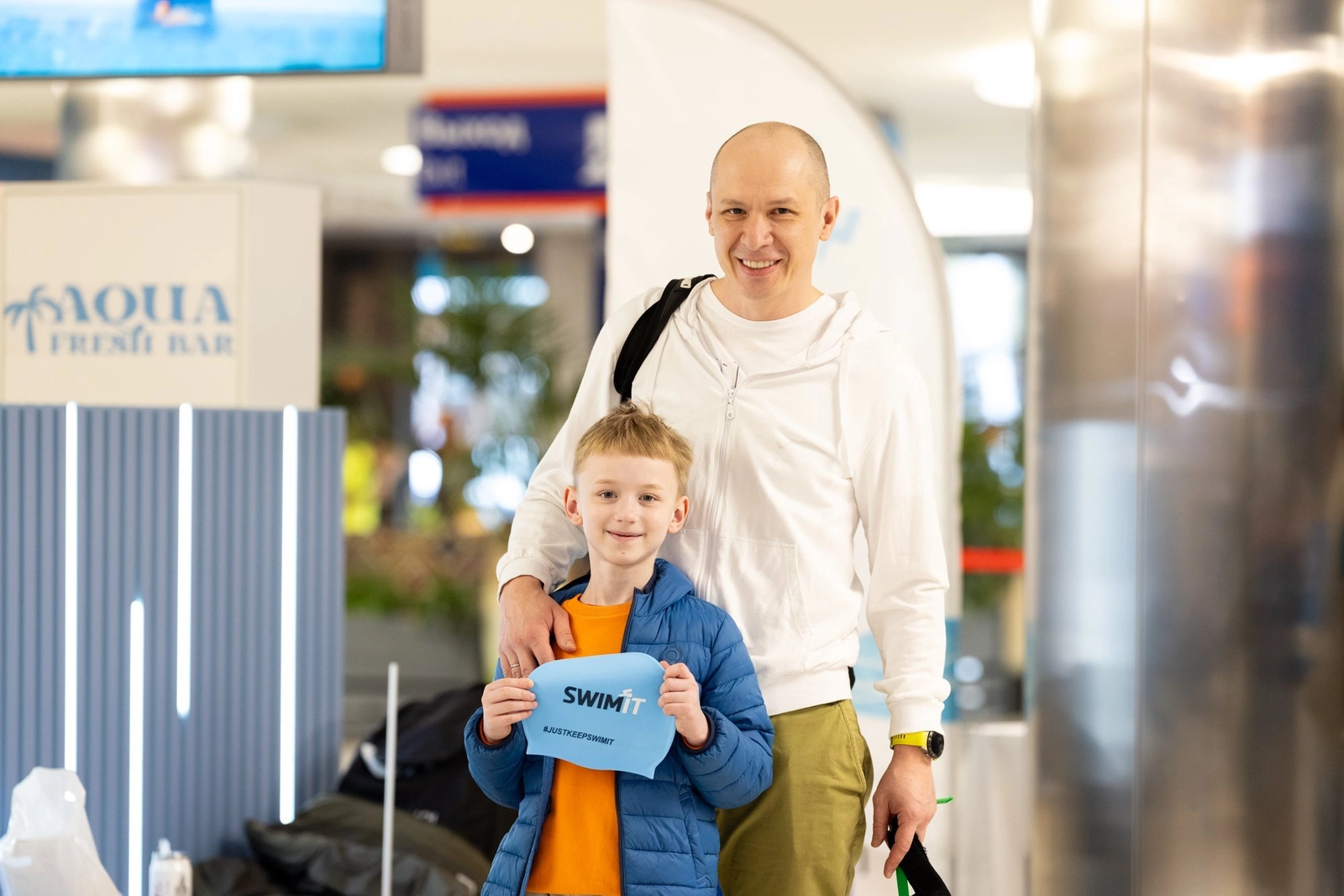 Радостный отец с сыном