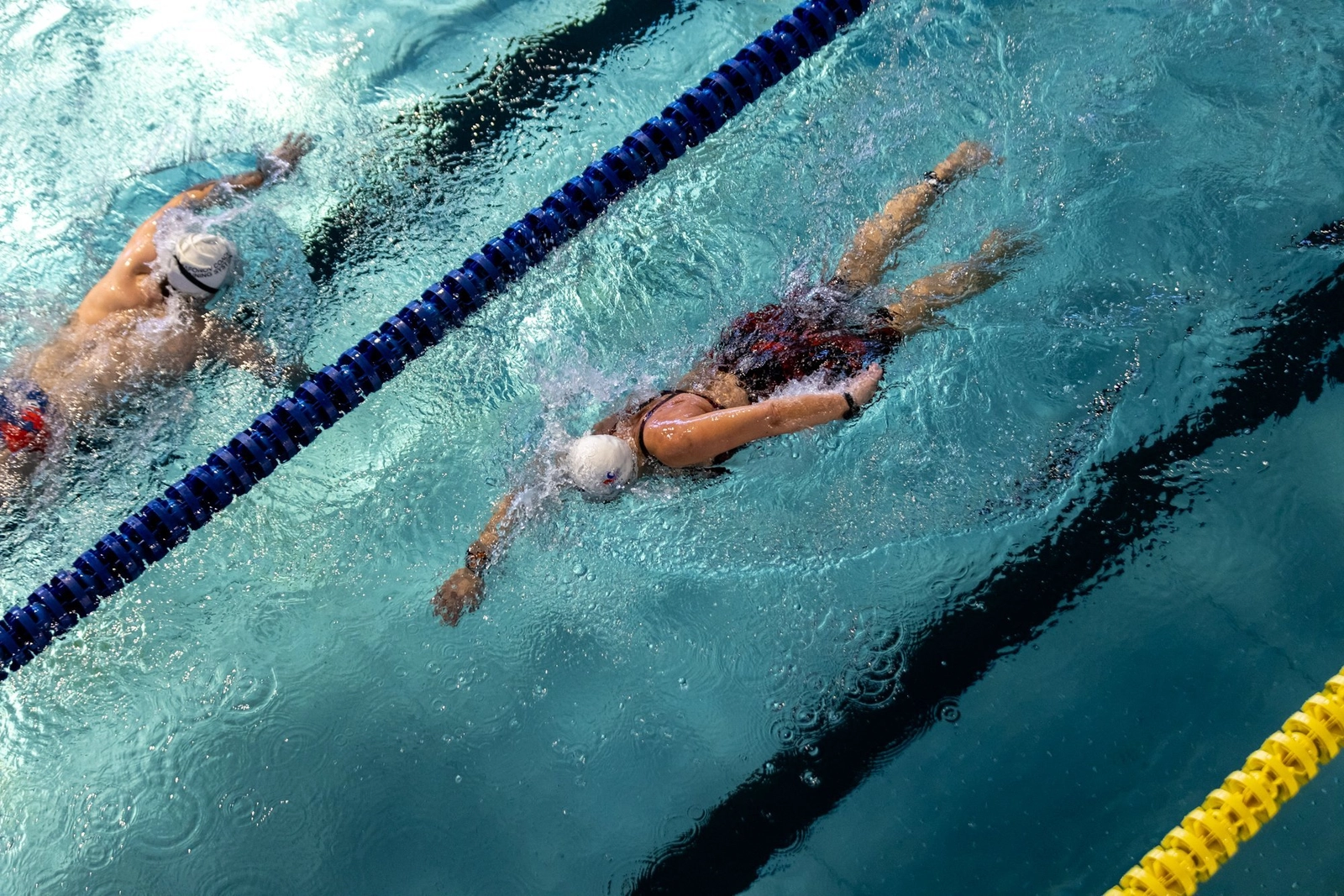 Пловец участвует в заплыве