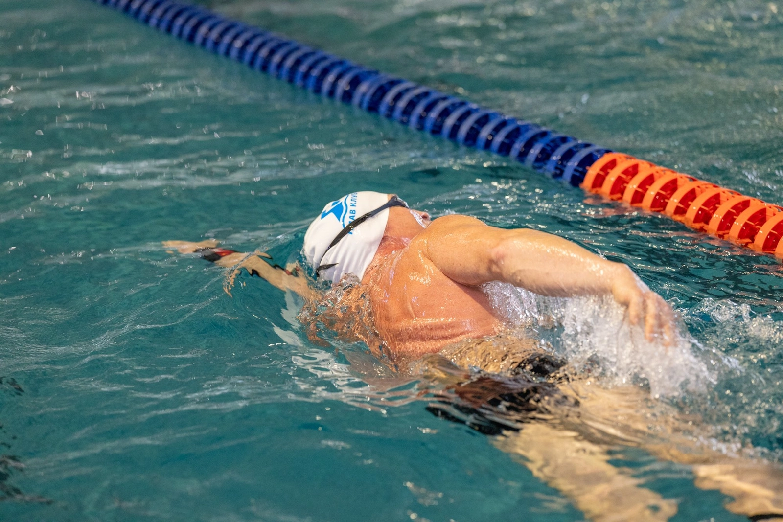 Пловец участвует в заплыве