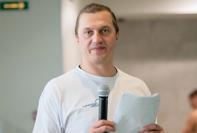 Ведущий - Виктор Набутов