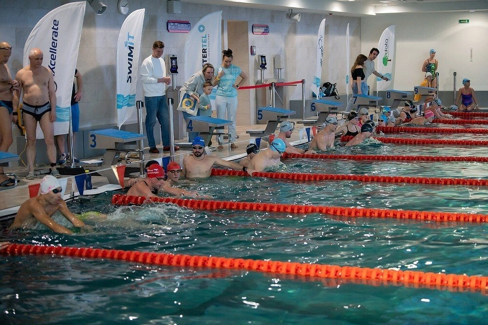 Участники в бассейне перед началом заплыва