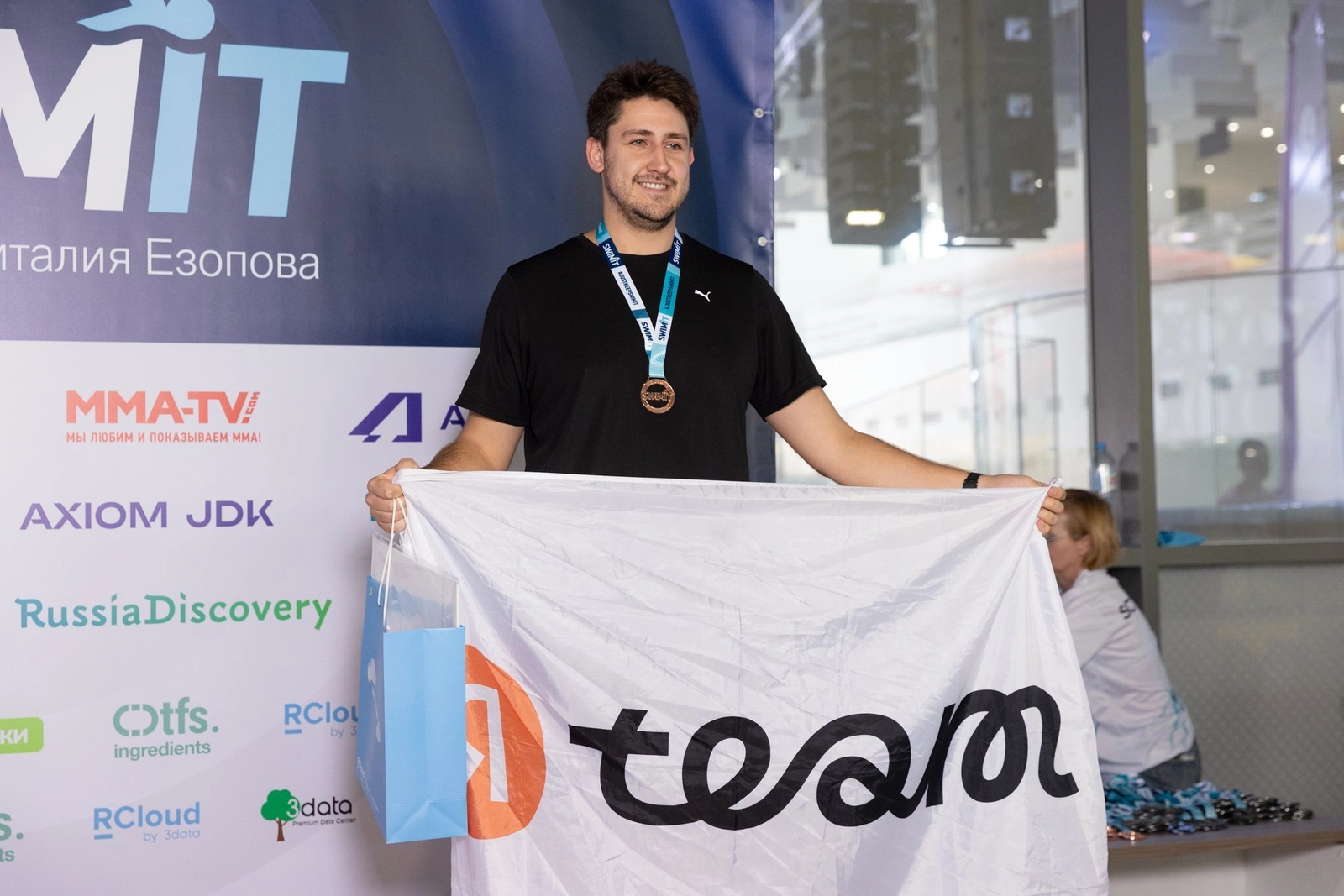 Участник с флагом компании